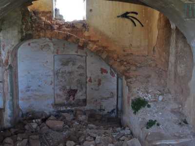 Proseguendo ci troviamo nell�ingresso, una vasta sala con una scala sulla destra che porta al primo piano. Le frecce sui muri, varie scritte e disegni spesso volgari, dimostrano che quelle stanze sono ancora occasionalmente visitate da giovani ospiti in cerca di un posto dove trascorrere del tempo lontano da occhi adulti